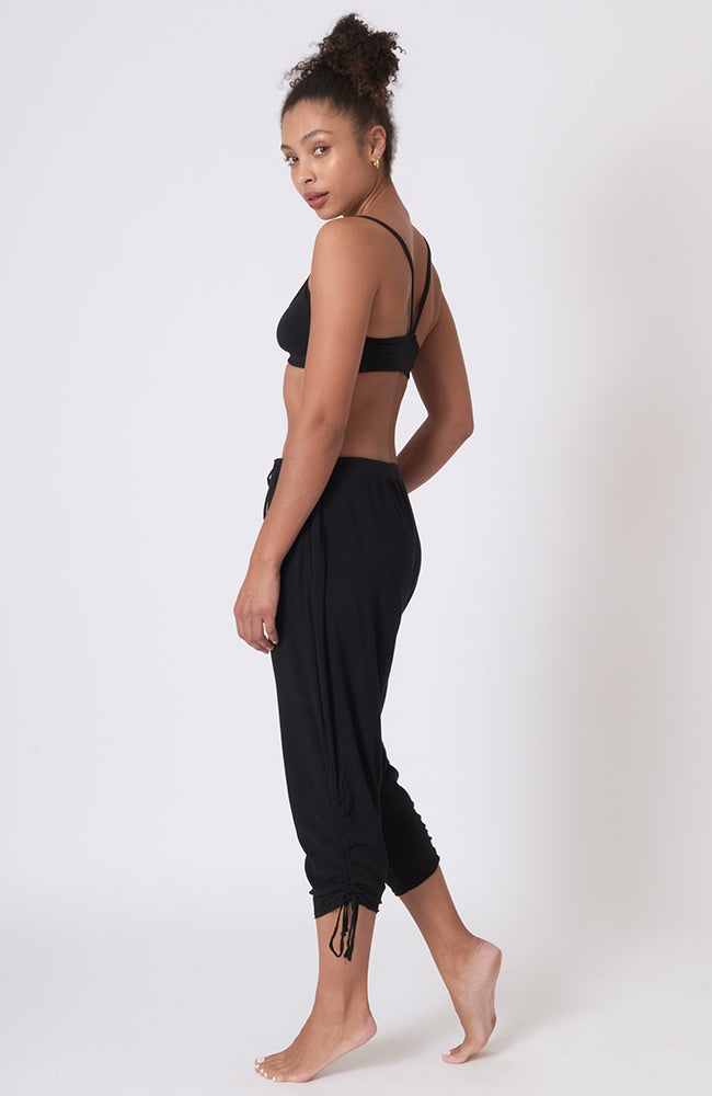 Harem Cool Capri ~ Black